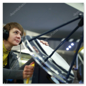 Vitrine d’appareils radio historiques de l’exposition HB4FR