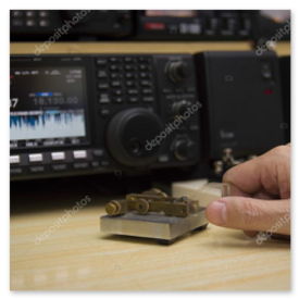 Opérateur radioamateur au transceiver pendant un événement